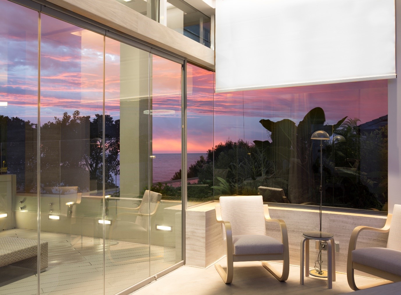 Indoor retractable blind in Serge Ferrari fabric protecting against sea and sun glare