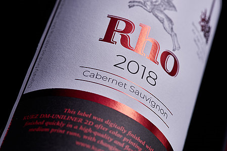 Wine label with digital metallisation