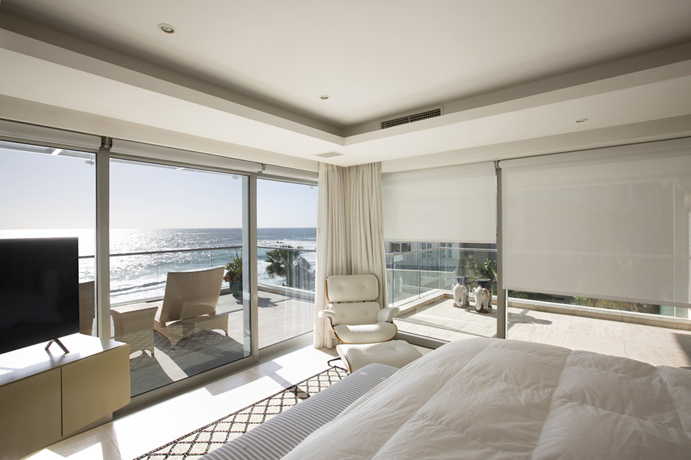 Soltis Touch fabric is ideal for seaside homes where solar protection and acoustic properties are important.