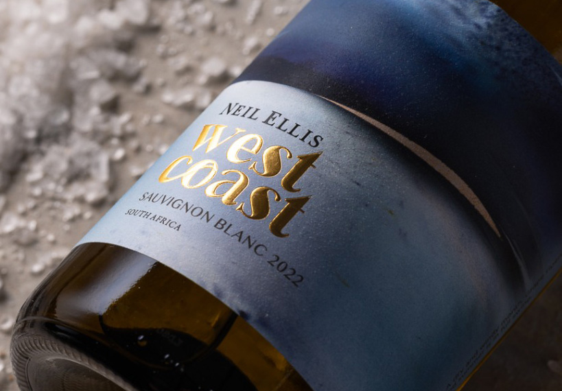 Sand varnish detail enhances the West Coast origins of the wine