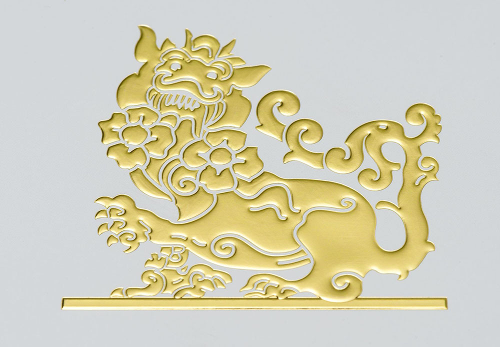 The golden embossing, executed with LUXOR® 385, showcases the signature brilliance of KURZ's gold tones